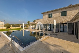 Una villa moderna con piscina e ampio giardino