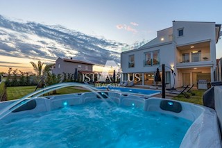 Lussuosa villa moderna con piscina vicino a Parenzo