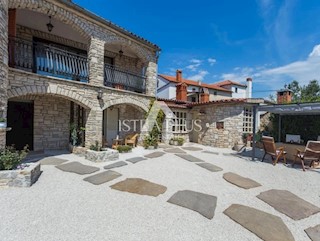 Casa in pietra con tre unità abitative e vista mare