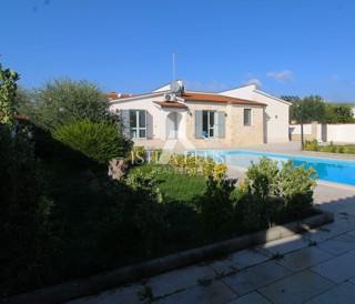Casa unifamiliare mediterranea con piscina e cucina estiva a 7 km da Parenzo e dal mare!!