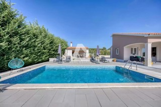 Istria, zona Parenzo, casa bifamiliare su un piano con piscina in posizione tranquilla!
