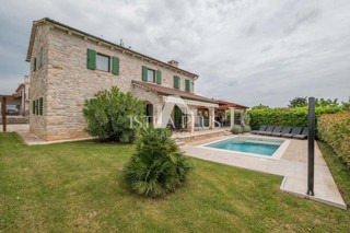 Istria, zona Parenzo - villa in pietra con piscina in ottima posizione