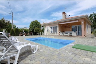 Casa a un piano con giardino paesaggistico e piscina!