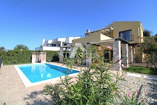 Una bellissima casa con piscina, una vista panoramica unica sul mare e sulla campagna!