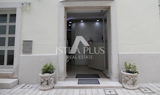 Parenzo centro, casa con 3 appartamenti  (in realtà 7 camere con bagno)