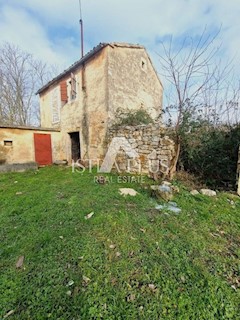 Vecchia casa in pietra con cortile da ristrutturare vicino a Parenzo