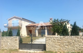 Istria, Parenzo - Bella casa indipendente con due appartamenti e un grande e bellissimo terreno