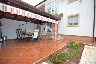 Istria, Parenzo Opportunità! Casa familiare divisa in 2 appartamenti a Parenzo a 1500dal mare!!