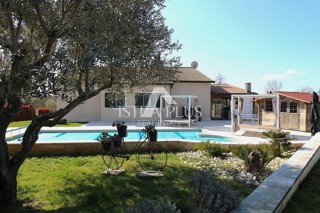 Splendida posizione vicino a Parenzo, casa unifamiliare - 160 m², terreno di 2000 m², piscina e garage