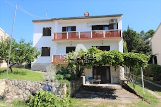 Una casa a Parenzo con 3 appartamenti e un bel terreno