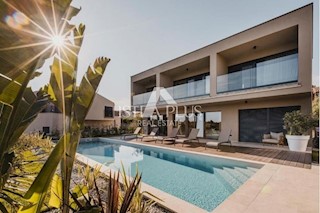 Lussuosa villa moderna con piscina, a 900 metri dal mare!