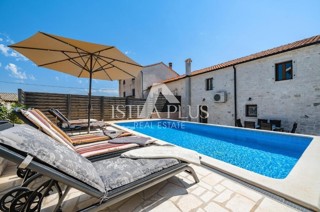 Offerta esclusiva! Istria, zona Parenzo, splendida casa familiare con piscina, pronta per essere abitata!