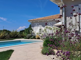 Esclusiva! Una villa unica che coniuga qualità, funzionalità e posizione con vista aperta sul mare.