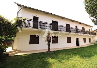 Casa bifamiliare con giardino vicino a Orsera
