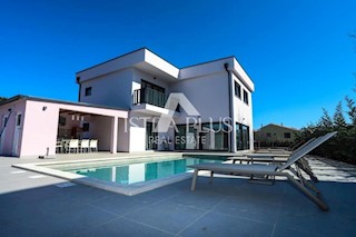 Parenzo - Villa con piscina a 800m dal mare