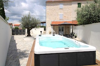 Bella casa in pietra con cortile nelle vicinanze di Parenzo