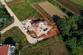 Dintorni di Visignano!! Villa in costruzione con piscina e garage, posizione tranquilla