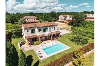 Istria, zona Parenzo, villa rustica in pietra con piscina