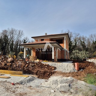 Istria, Parenzo 6 km - Bellissima villa in stile mediterraneo con piscina, posizione molto tranquilla - in una strada senza uscita ai margini di un'area edificabile!!