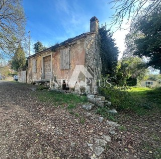 Istria, Tar-Vabriga - due case in pietra da ristrutturare su un grande terreno edificabile con potenziale di investimento
