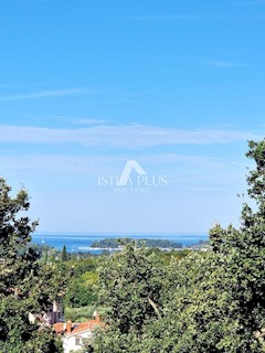 Una casa con tre appartamenti e vista mare aperta, a 2 km dal mare!