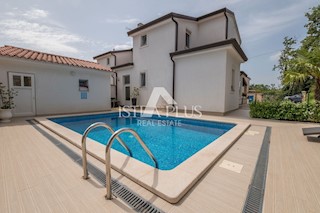 Casa con piscina vicino a Parenzo