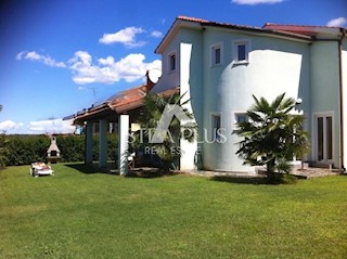 Casa indipendente con garage - vicino a Parenzo
