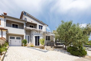 ISTRIA, zona Parenzo - casa bifamiliare (157 m²) con garage e jacuzzi!