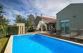 Istria, zona Parenzo, villa a un piano con piscina