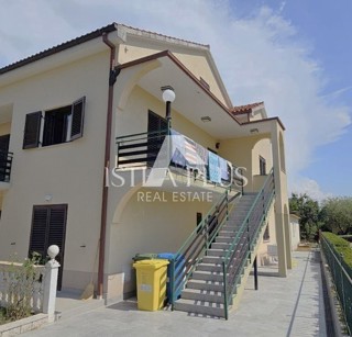 Istria, Parenzo vicino al centro e al mare! Casa indipendente con 3 appartamenti - edificio aggiuntivo e garage!