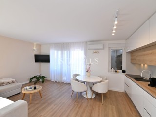 OPPORTUNITÀ!! ISTRIA, zona PARENZO - 2 appartamenti in un nuovo edificio con VISTA MARE!