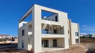 Istria, Parenzo, nuovo appartamento di 95 m2 con giardino di 115 m2, a circa 800 m dal mare (in linea d'aria)