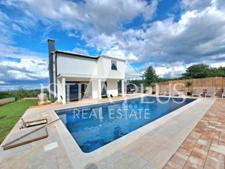 Moderna e spaziosa villa indipendente con vista sul mare aperto