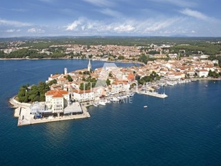 Esclusiva dell'agenzia! Istria, Parenzo - Casa indipendente con due appartamenti + monolocale e ampio giardino - 1500 m dal mare!