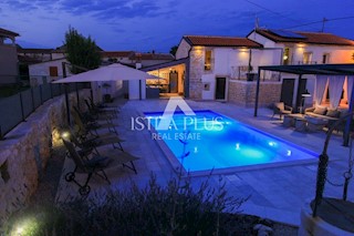 Una villa unica con piscina in un posto tranquillo