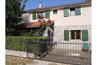 Casa in pietra decorata, a 5 km dal mare