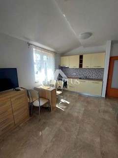 OPPORTUNITÀ!! Ampio appartamento di 104,86 m2 - diviso in 2 appartamenti più piccoli e un cortile!! 2 km dal mare