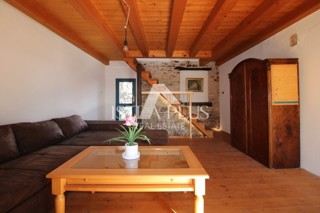 Istria, zona di Parenzo, 8 km, casa in pietra ristrutturata con cortile