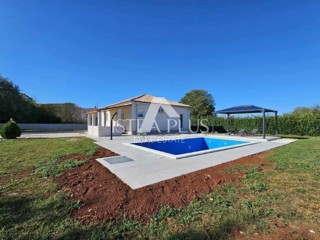 Istria, zona Parenzo - Casa indipendente con piscina in posizione tranquilla