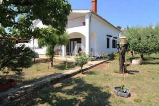Tar, Vabriga - Bella casa familiare a un piano a 1 km dal mare