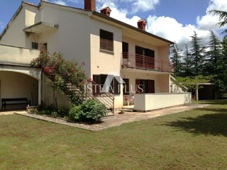 OCCASIONE DI INVESTIMENTO!! Istria, Parenzo - Casa con 2 ampi appartamenti + TERRENO EDIFICABILE di 2636 m2!!