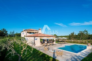 Villa con piscina e zona sportiva