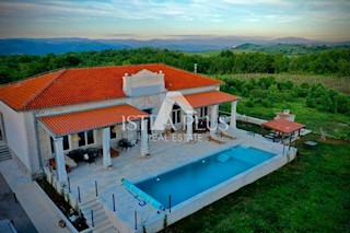 Una villa unica a 12 km dal mare