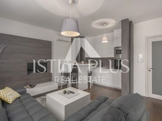 In offerta esclusiva! Lussuoso appartamento con ascensore a 200 m dal mare Parenzo, Istria!