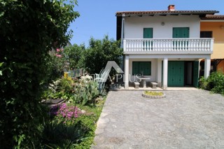 Offerta esclusiva dall'agenzia - Bellissima casa familiare in un tranquillo sobborgo di Parenzo