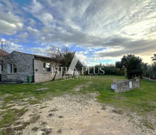 Istria, zona Parenzo - casa a un piano con dependance su un bellissimo terreno!!