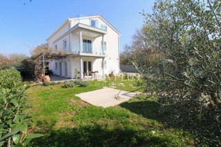 Istria, Parenzo 5 km - Casa unifamiliare, ultima di una fila con un bellissimo giardino + appartamento annesso