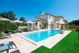 Villa con piscina e zona sportiva