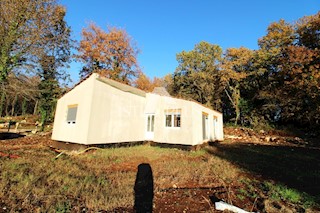 Casa prefabbricata con piscina in una posizione tranquilla - intorno a Tinjan