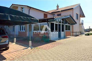 Tenuta con 2 case in vendita - Parenzo